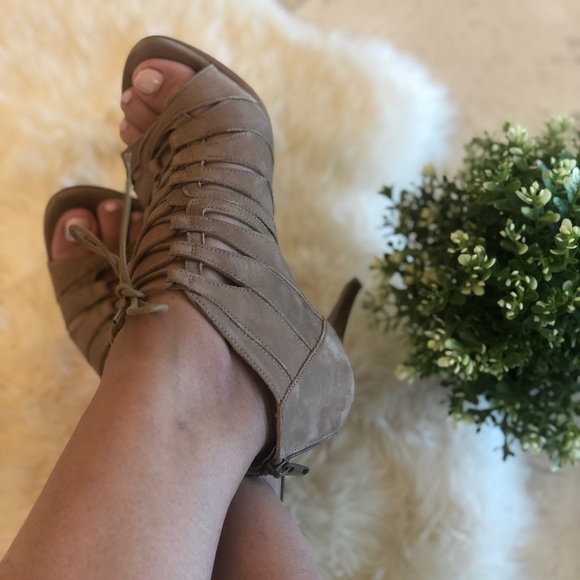 Stuart Weitzman lace-up sandals - Picture 7 of 7